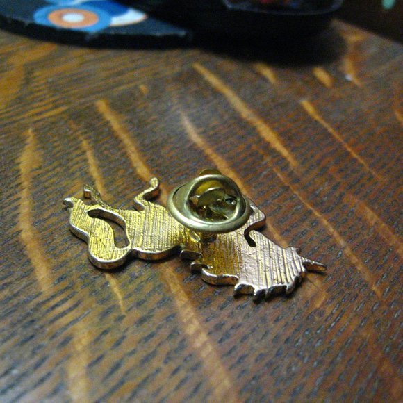 🦄 Gold Unicorn Magical Lapel Pin - Picture 4 of 4